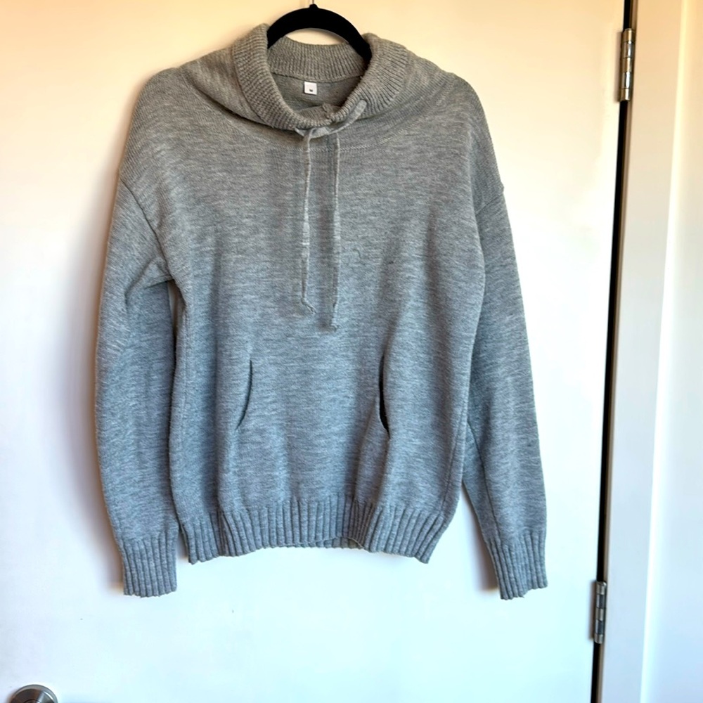 Cozy gray sweater withh center pocket